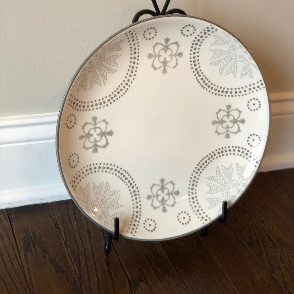 Baum Brothers 10.5” Phara Gray/White Floral Geometric Pattern Round Dinner Plate - Picture 2 of 5